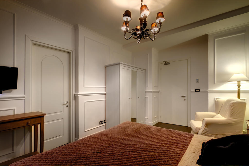 The B Place Rome Room photo