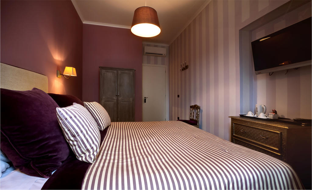 The B Place Rome Room photo
