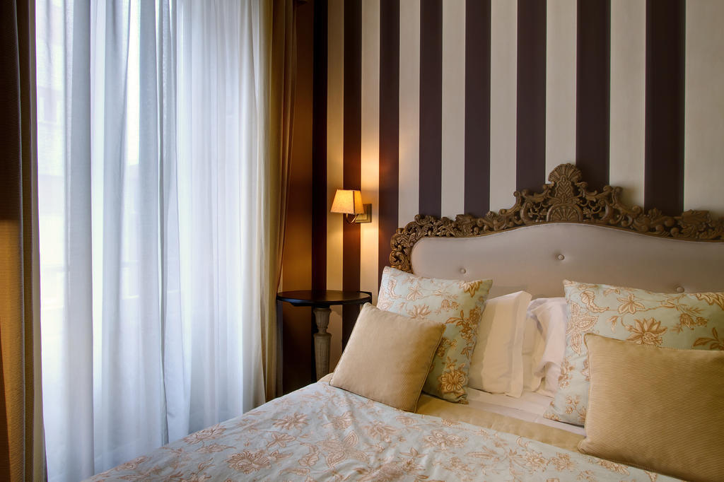 The B Place Rome Room photo
