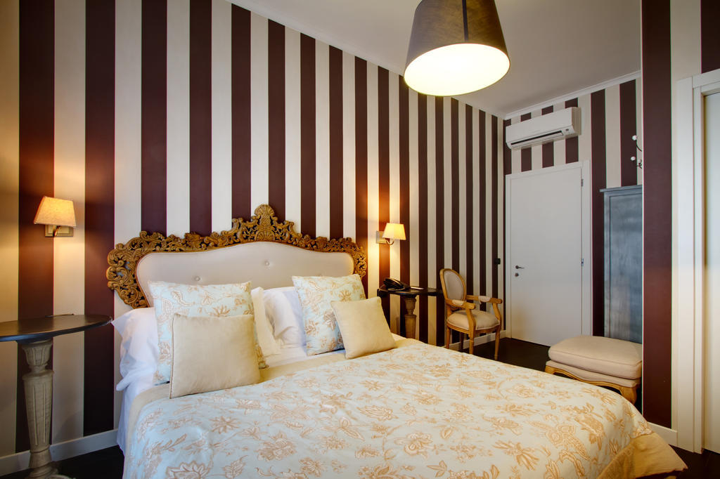 The B Place Rome Room photo