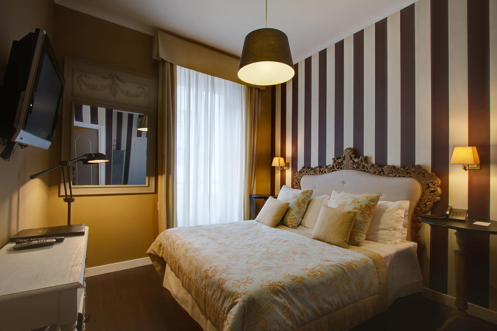 The B Place Rome Room photo